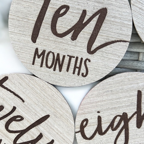 Monthly Baby Update Round Engraved Wooden Sign Discs Double Sided - Picture 3 of 4